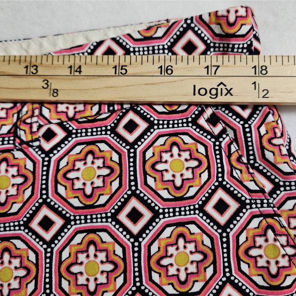 Crown & Ivy Shorts Size 14 Stretchy Button/Zip Fly Pockets Geometric Dressy - Picture 3 of 11